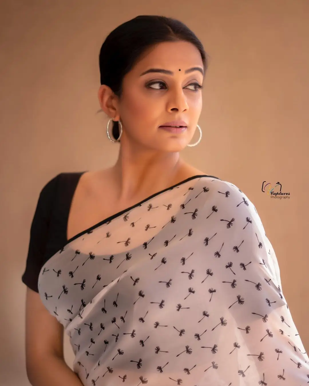 Priyamani In South Indian Traditional White Saree Black Blouse